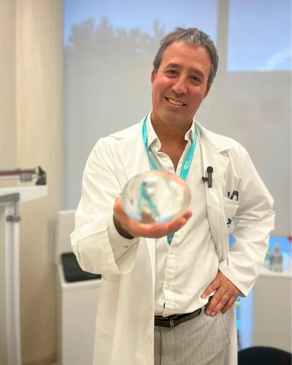 El Dr. Muzio sosteniendo el balón gástrico ingerible